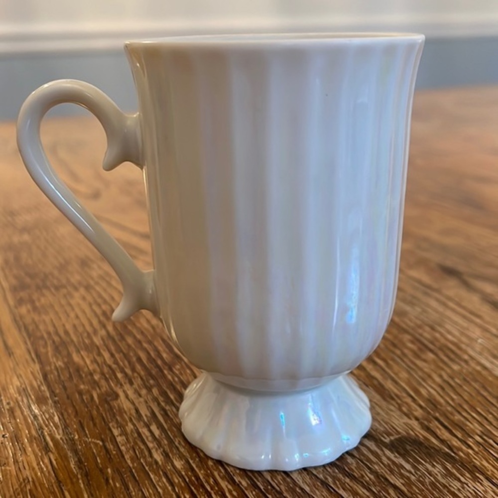 PEARL IRIDESCENT MUG WITH VINTAGE DETAILS